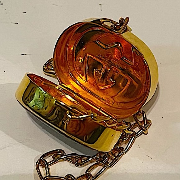 Authentic Vintage Gucci Rare Gold Plated GG Pillbox Pendant Necklace - Picture 7 of 8